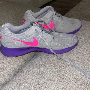 NIKE ROSHE KAISHI Grey/ Purple / Pink Running Shoes in great condition